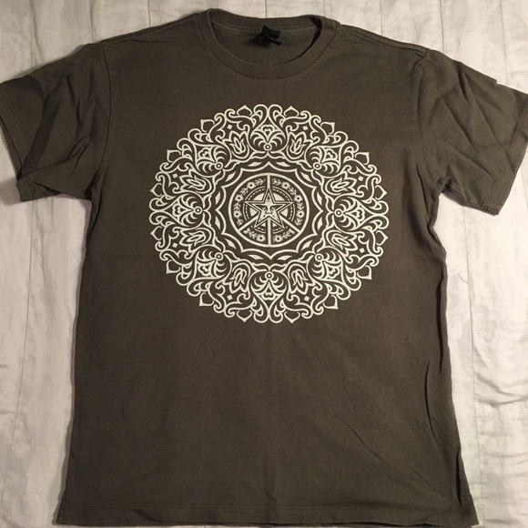 Obey Peace Sign/Mandala t-shirt. Size Medium - Picture 1 of 3